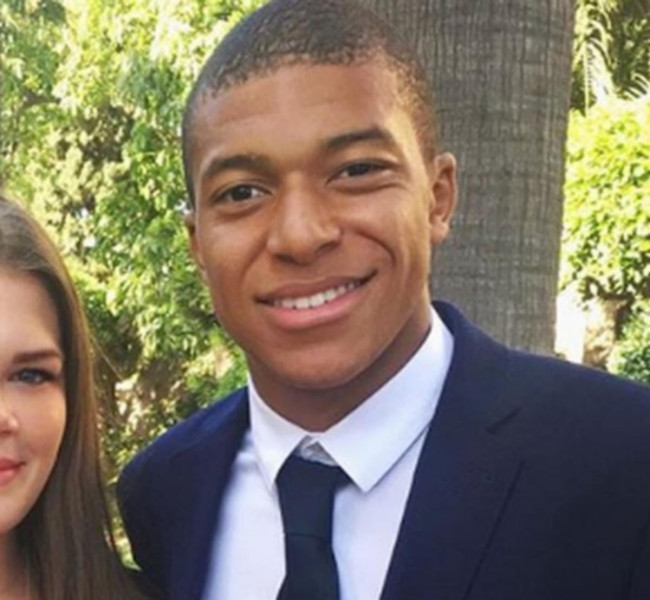 Rumeurs sur la relation amoureuse entre Kylian Mbappé et Ester Exposito: Une nouvelle romance dans le monde du football ?