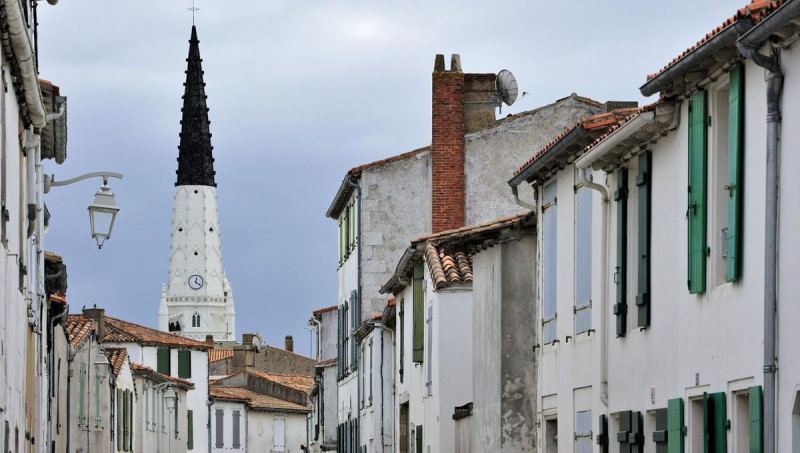 L'enquête troublante de Meurtre à l'Ile de Ré : un téléfilm captivant sous le soleil
