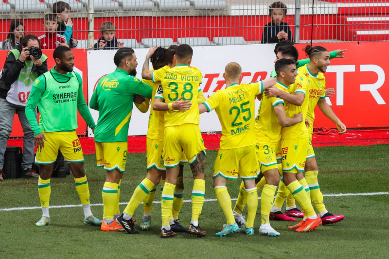 Nantes étouffe sous la pression, Angers en profite