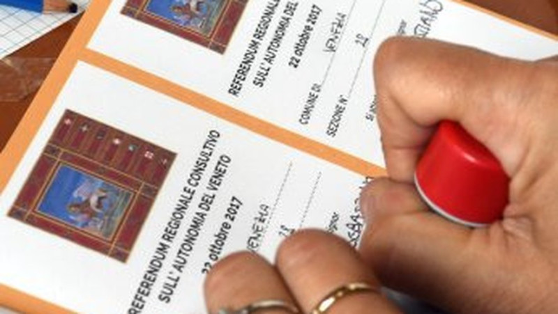 Des millions d'Italiens votent pour le référendum qui pourrait transformer la justice