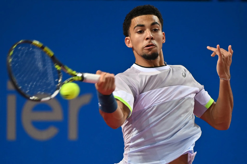 Arthur Fils surmonte l'adversité pour une victoire héroïque à Madrid