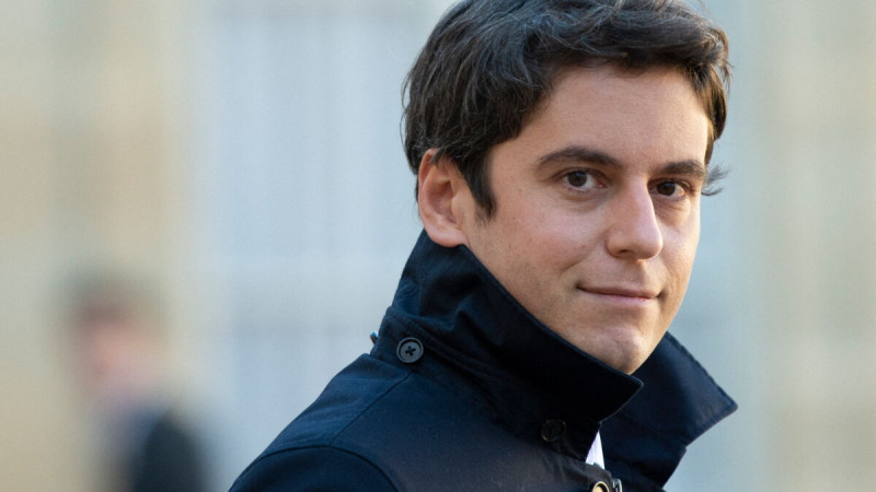 Gabriel Attal : Du privé au politique, un parcours en pleine lumière