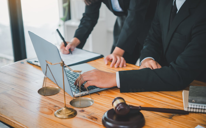 La Loi Travail du 1er Mai : Un Coup de Poignard dans les Traditions Sociales