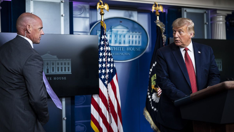 Trump évacué d'urgence de la salle des correspondants de la Maison Blanche : Un soir d'angoisse