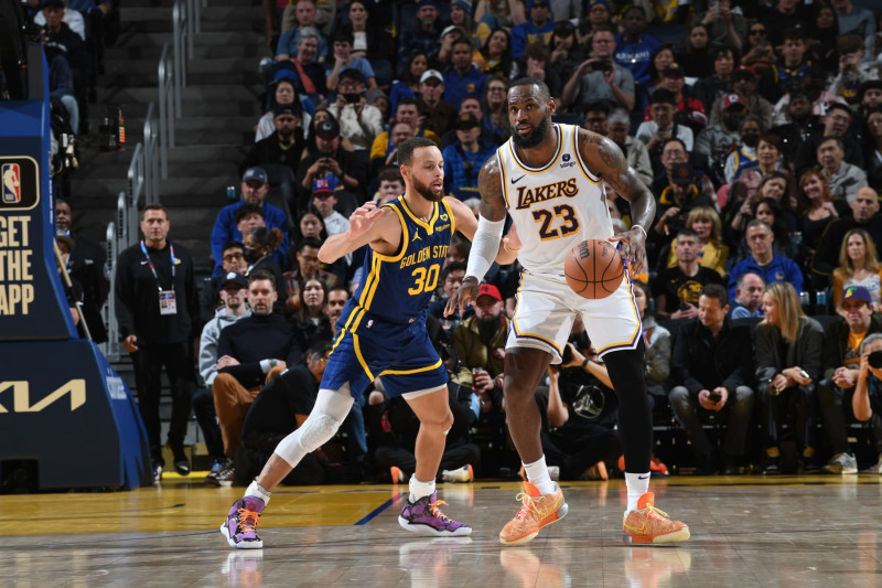 LeBron James Brilliant in Lakers' Rout of Warriors, Steph Curry on the Sidelines