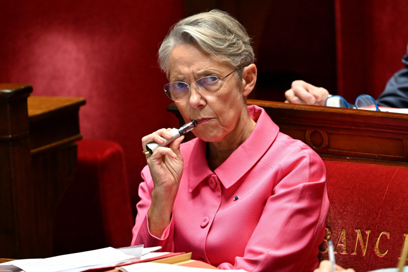 Élisabeth Borne : un retrait stratégique à un an de la présidentielle