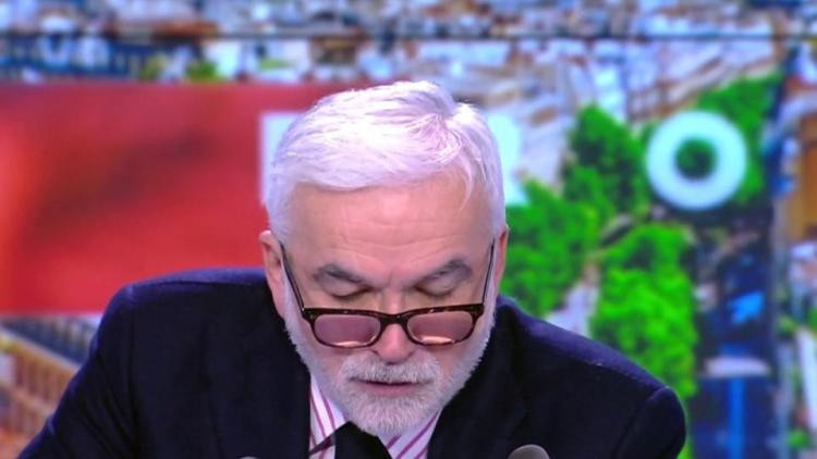 Pascal Praud et Yaël Braun-Pivet : Un contraste saisissant entre tradition et modernité