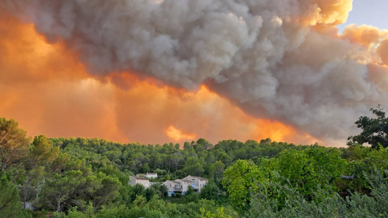 Incendie dans le Var: Cotignac en flammes