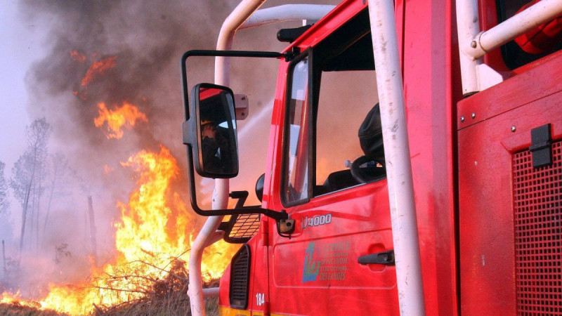 Gironde aux prises avec des incendies dévastateurs : la métropole de Bordeaux en alerte