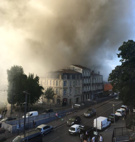 Gironde en flammes : l'incendie géant déferle sur Bordeaux, la métropole sous la fumée et les cendres, les habitants de Marcheprime en fuite