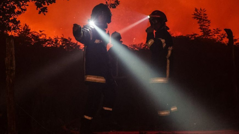Incendie en Gironde: le feu ravage la région, la préfecture en alerte