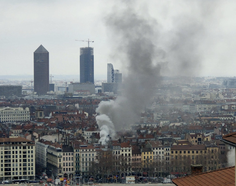 Incendies en Gironde : Le Feu Ravage la Région, l'Odeur de Fumée Atteint Lyon