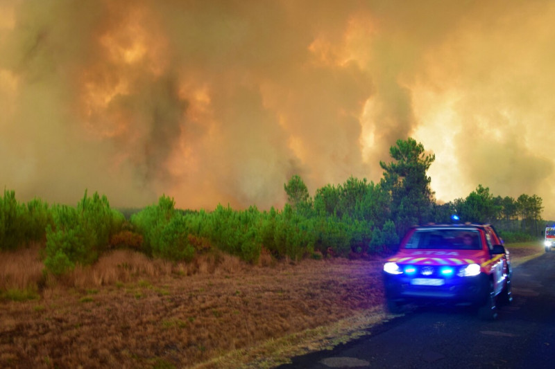 Incendies en Gironde: les fumées de la catastrophe atteignent Lyon, évacuations massives et trafic perturbé sur l'A63