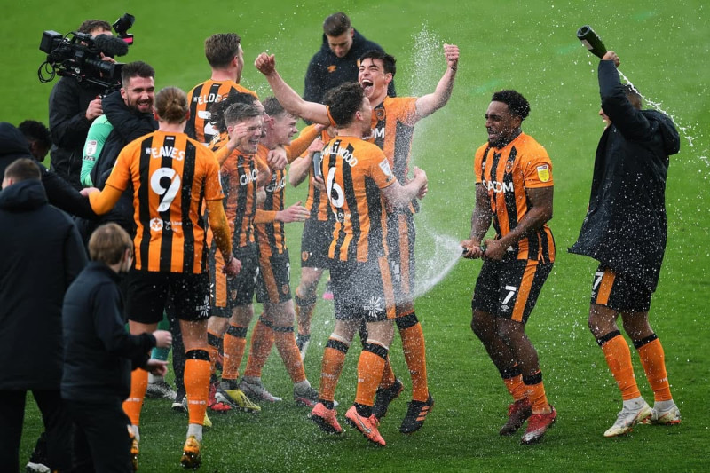 Hull City marque son retour au sommet avec une victoire éclatante contre Manchester United