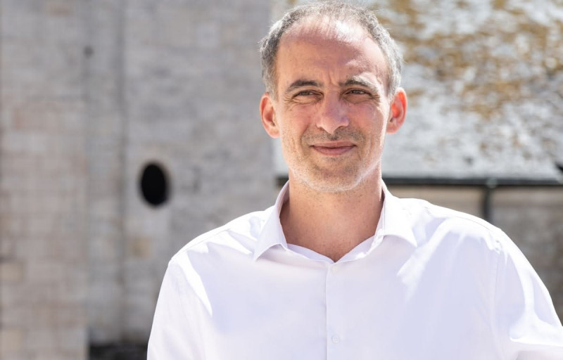 Le feuilleton politique se poursuit : Raphaël Glucksmann candidat à la présidentielle 2027, Léa Salamé en première ligne