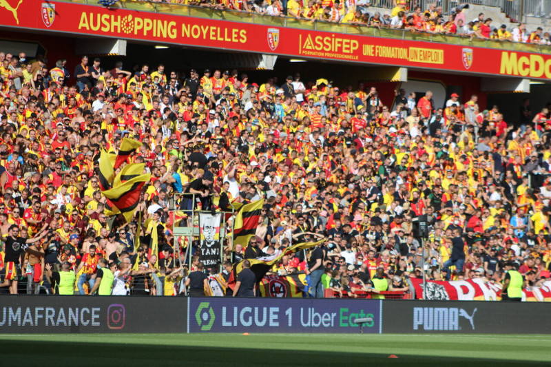 Le RC Lens triomphe face à Auxerre : une victoire éclatante en Ligue 1