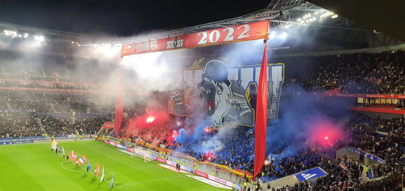 Les Gones à Prague : un match sous haute tension pour les footballeurs de l'Olympique Lyonnais