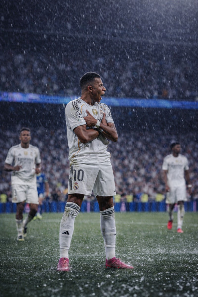 Mbappé s'illustre avec un triplé et Real Madrid bat Sociedad 4-1