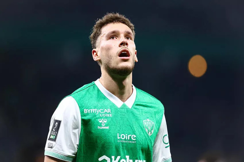 Saint-Étienne bat Clermont et conforte sa position de leader en Ligue 2