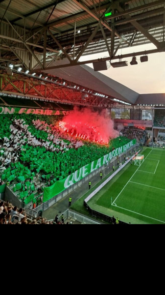 Saint-Étienne domine Clermont Foot 63 et prend la tête de la Ligue 2