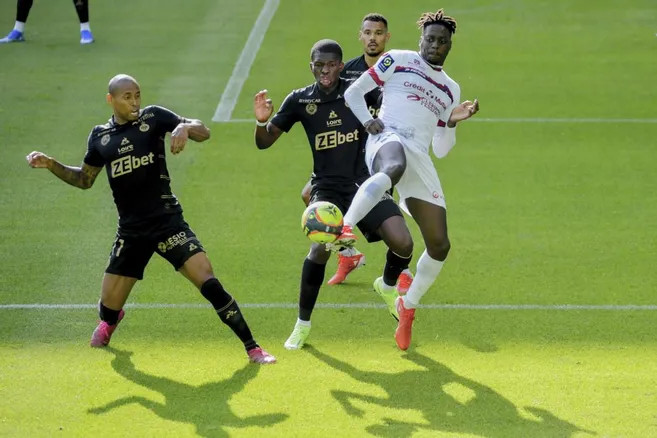 Saint-Étienne en tête avec une victoire contre Clermont