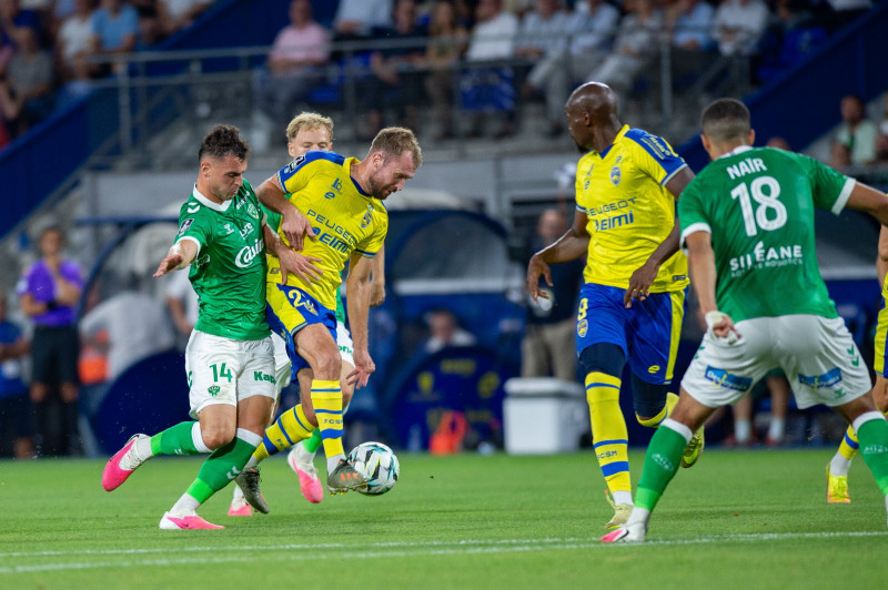 Sochaux épinglé par Saint-Étienne : Une défaite retentissante en Ligue 2