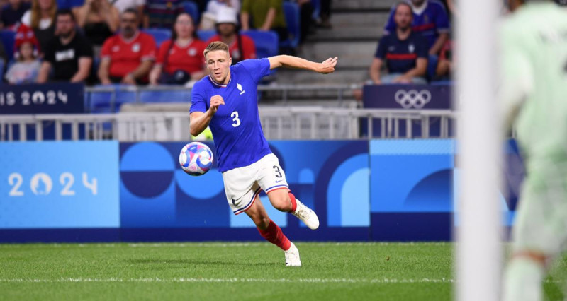 Adrien Truffert, un jeune talent en pleine ascension au sein de l'Equipe de France
