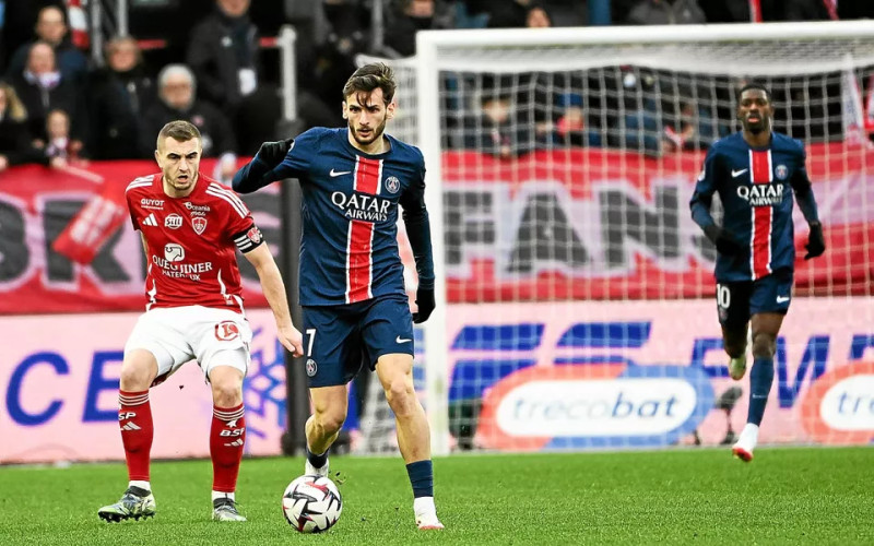 Le PSG dompte le Stade Brestois et consolide sa place en tête du classement
