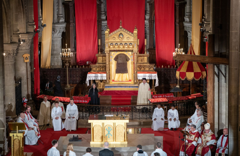 La Merveilleuse Visite du Pape à Paris : Une Rencontre Historique avec la Sainte Tunique d'Argenteuil et la Maison Bakhita