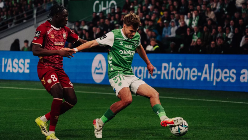Tempête sur le terrain : USL Dunkerque vs ASSE, l'affrontement des géants du ballon rond