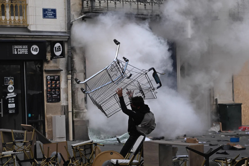 Dégâts à Paris : Macron réaffirme sa détermination face à la violence des manifestations