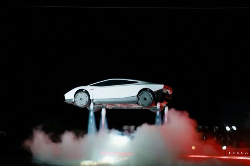 Elon Musk présente la Tesla Roadster « voiture volante » lors d’une démonstration au Texas