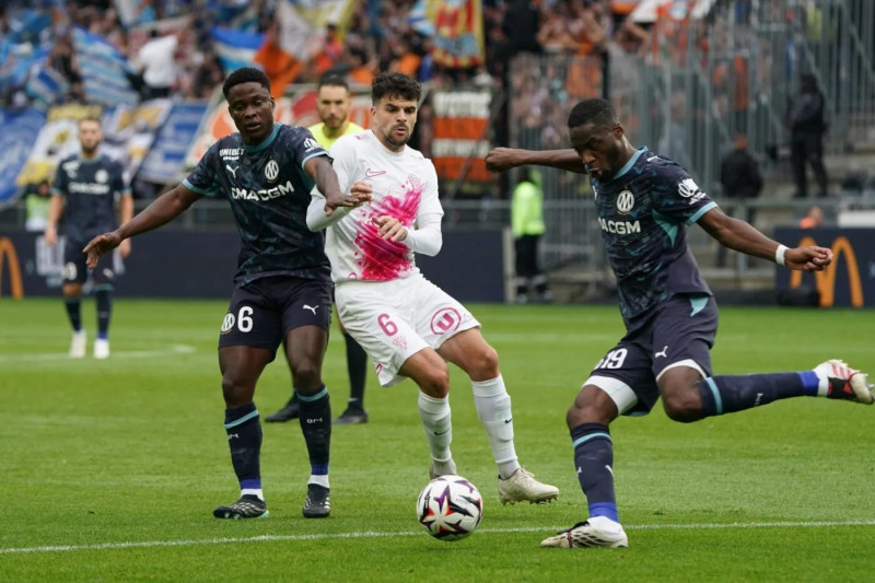 L'ANGE SCO CAVALCADANT: OM EN PLEIN DÉCLIN