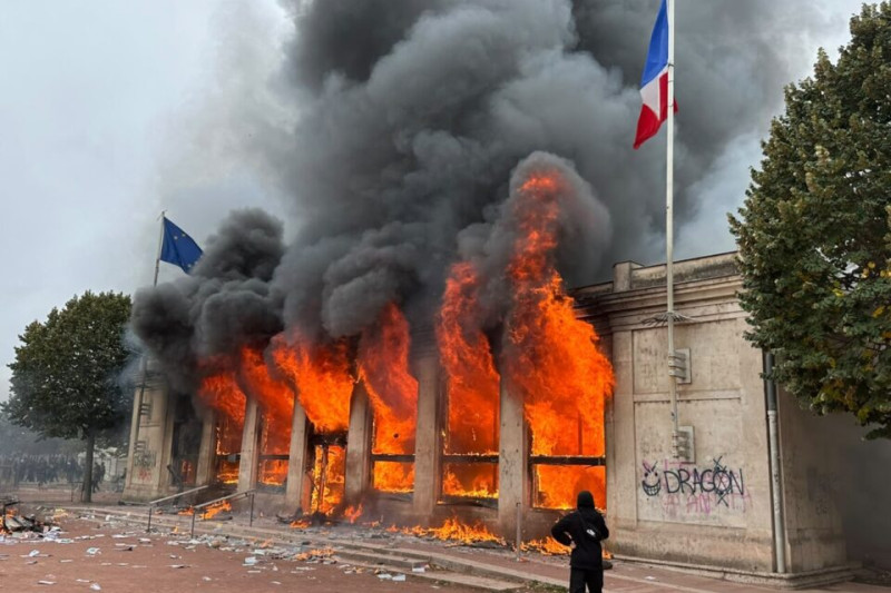 Pillage à Lyon : la Place Bellecour et l'Office du Tourisme ciblés