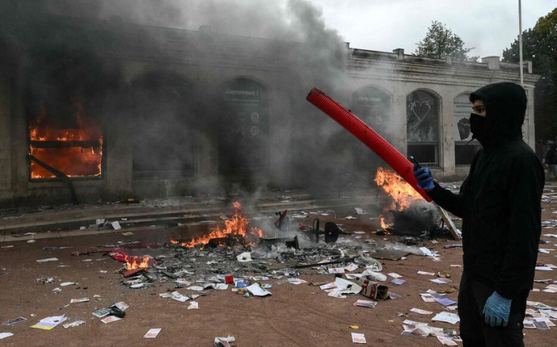 Antenne de l'office de tourisme de Lyon incendiée à Bellecour